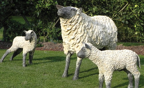 Sculptures de moutons en bois